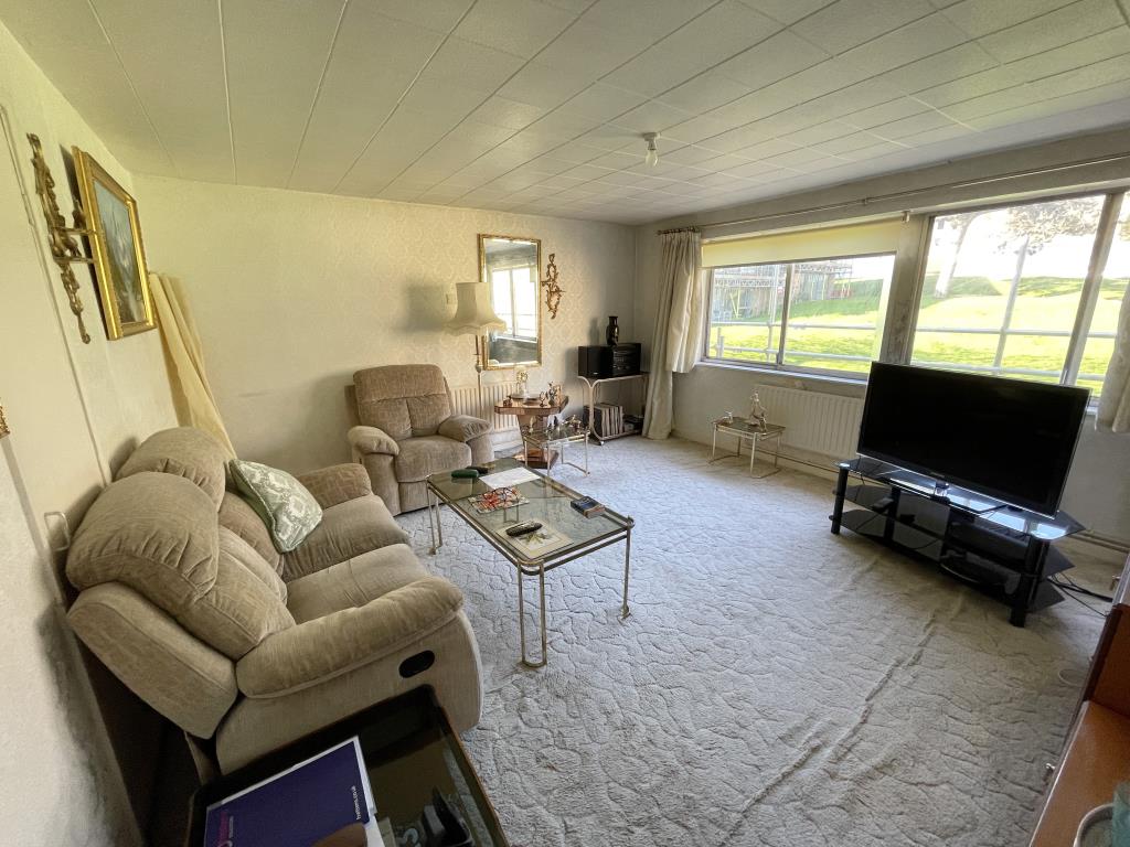 Lot: 128 - THREE-BEDROOM MAISONETTE FOR IMPROVEMENT - Image of living room in flat for sale by auction South London